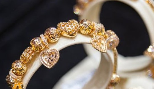 Trang sức bằng vàng giảm giá gần 40% nhân ngày 8/3, hút khách nhà giàu