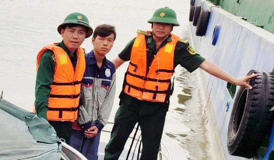 Cứu thuyền viên bị nạn trôi dạt 1km trên sông Soài Rạp