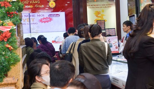 Giá vàng tăng cao chưa từng có, người dân xếp hàng dài chờ giao dịch