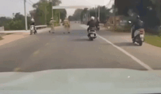 Video: Quái xế 'thông chốt' bất thành, tông cảnh sát trọng thương