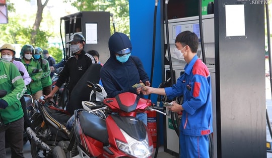 Giá xăng dầu tăng giảm đan xen, xăng RON95-III vẫn ở ngưỡng 23.557 đồng/lít