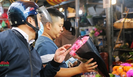 'Cánh mày râu' xuống phố, đi chợ mua hoa tặng người thân nhân ngày 8/3