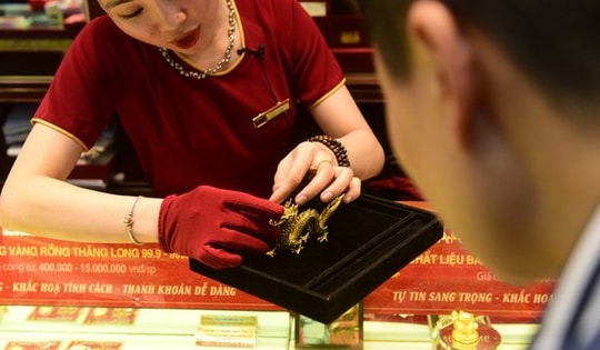 Giá vàng hôm nay ngày 8/3 đột ngột giảm sâu rồi lại tăng