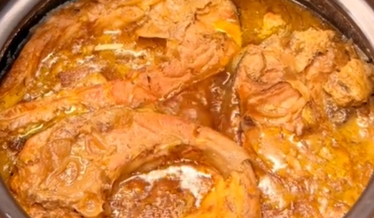 Dùng nước cua kho cá tưởng "kỳ quặc" nhưng hóa ra lại là bí quyết làm nên món cá kho đắt đỏ tiền triệu trứ danh