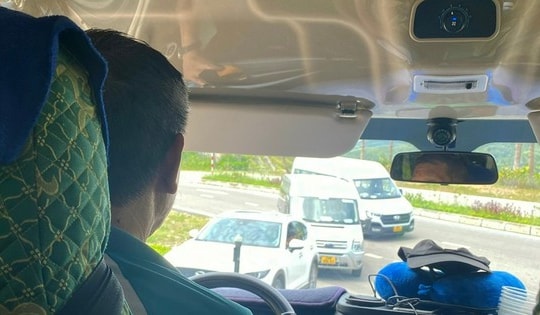 Nhiều người để ô tô ở nhà, thuê xe có lái đi du xuân cho 'nhẹ đầu'