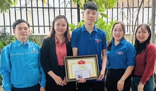 Nhận 400 triệu đồng, nam sinh lớp 10 mất ngủ tìm người chuyển nhầm