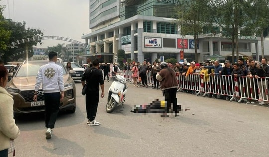 Người ngồi trên ô tô mở cửa xe bất cẩn khiến một phụ nữ tử vong