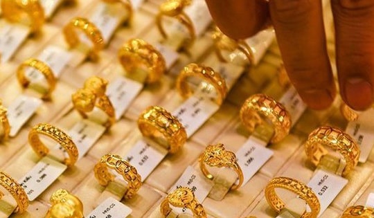 Giá vàng 'chọc thủng' đỉnh, tiếp tục tăng không ngừng nghỉ