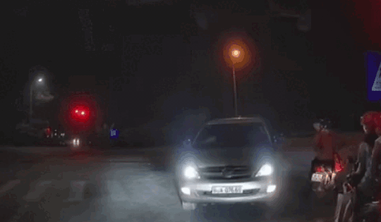 Video: Ngán ngẩm cảnh tài xế ô tô 'thi gan', chặn đầu loạt phương tiện đang dừng đèn đỏ