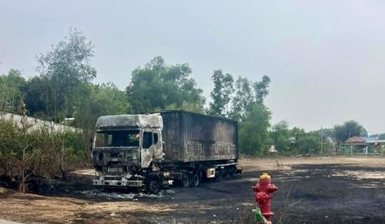 Cháy xe container kèm tiếng nổ lớn ở bãi đất trống