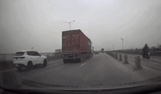 Video: Khoảnh khắc xe đầu kéo vượt ẩu, ép ô tô con lao vào dải phân cách trên cầu Thanh Trì