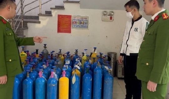 Đột kích kho "khí cười" nằm trong bãi trông giữ xe