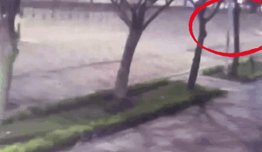 Video: Khoảnh khắc xe máy va chạm trong đêm khiến 3 người thương vong ở Hà Nội