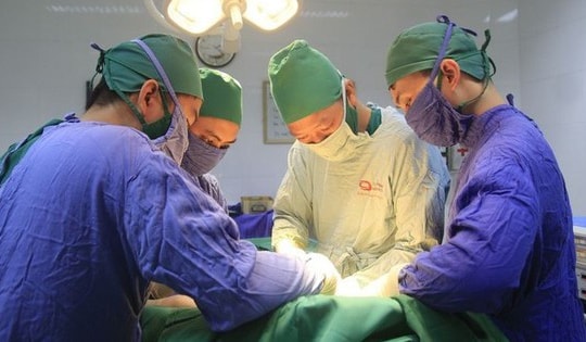 Đau bụng, khó đi tiêu, thanh niên 30 tuổi đi khám phát hiện tắc ruột do bị u đại tràng, bác sĩ chỉ rõ 5 nhóm người cần cảnh giác