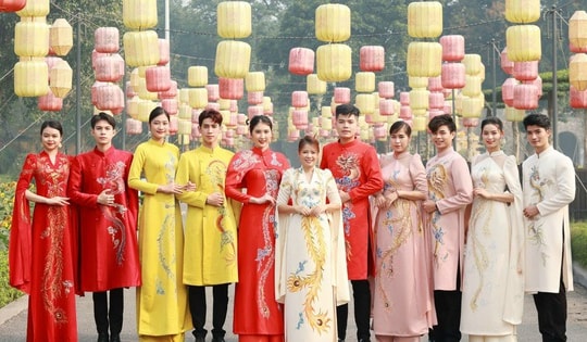 NTK Hoàng Ly ra mắt BST áo dài 'Họa sắc Long Phụng'