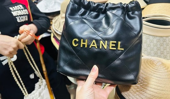 Vì sao hàng giả, hàng nhái Chanel, LV, Gucci… bán đầy chợ truyền thống, 'chợ mạng' lực lượng chức năng nay dẹp, mai lại bán?