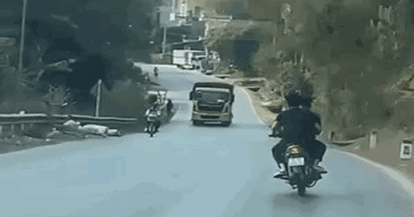 Khởi tố hai thanh niên lái xe lạng lách, đánh võng trước mũi ô tô