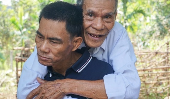 Ông bố bật khóc đón con trai khờ sau 18 năm lưu lạc ở Trà Vinh