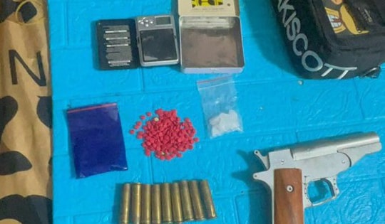 Tàng trữ hàng trăm viên ma túy cùng súng đạn trái phép