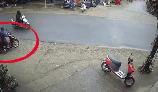 Video: Người đàn ông suýt không kịp hối hận khi đưa mình và đứa trẻ vào mũi xe tải