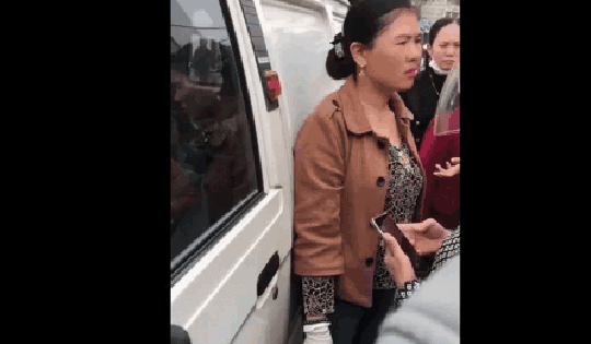 Người phụ nữ bán trứng hoảng hồn khi phát hiện hơn 1 tỷ đồng 'từ trên trời rơi xuống' trong xe ô tô