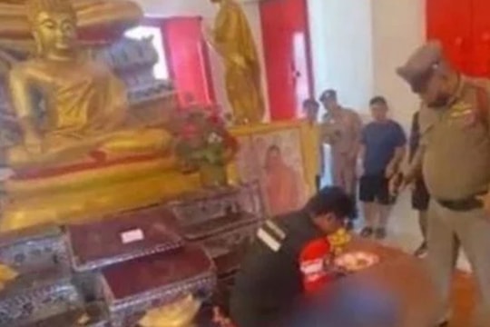 Bị tượng Phật xuyên thủng ngực trong lúc phá chùa, đánh nhà sư