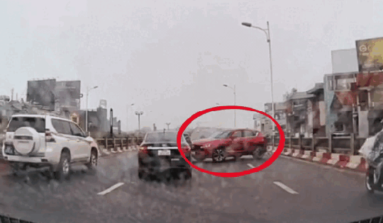 Video: Ngán ngẩm cảnh xe ô tô ngang nhiên quay đầu, đi ngược chiều trên cầu Vĩnh Tuy