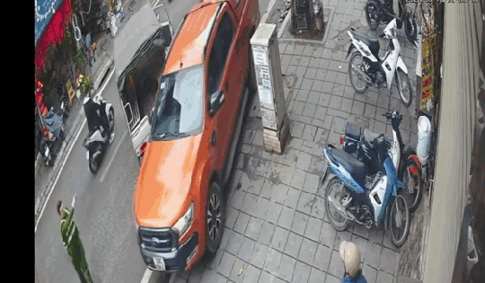 Video: Hoảng hồn cảnh xe bán tải tông loạt phương tiện rồi bỏ chạy trên phố Hà Nội