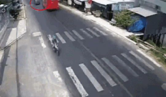 Video: Khoảnh khắc ô tô tải tông sập nhà dân sau va chạm với xe khách