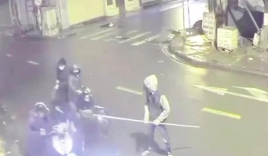 Tìm bị hại của nhóm thiếu niên mang dao phóng lợn đi cướp tài sản ở Hà Nội