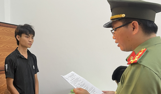 Bắt nam thanh niên mua tiền giả để tiêu thụ