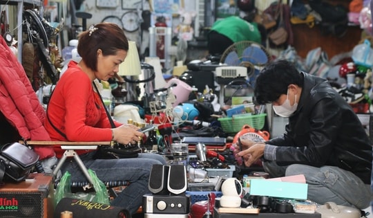 Mặc mưa rét, phiên chợ đồ cổ, đồ xưa đặc biệt giữa lòng Hà Nội vẫn tấp nập cảnh mua bán