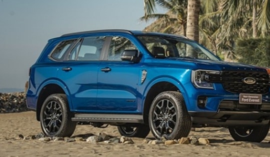 Giá lăn bánh Ford Everest mới nhất đã giảm còn kèm ưu đãi, cạnh tranh trực tiếp với Santa Fe và Fortuner