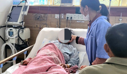 Đốt than cùng lá cúc tần trong phòng kín, 2 vợ chồng ngộ độc khí CO