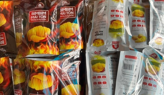 Hà Nội: Tiểu thương công khai bày bán 7.000 bim bim đùi gà rong biển giả mạo