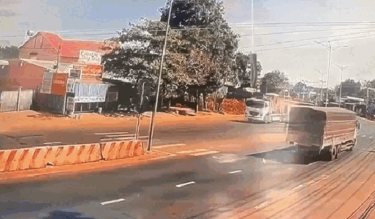 Video: Hãi hùng cảnh cột đèn xuyên thủng xe ô tô con sau va chạm giữa hai xe tải