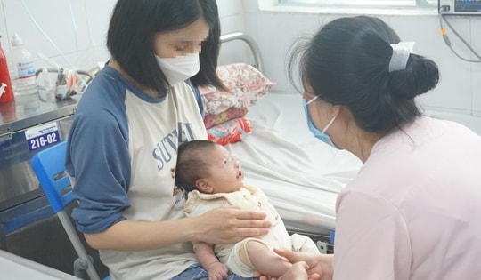 Gia tăng các ca mắc ho gà biến chứng viêm phổi, bố mẹ cần làm ngay việc này để bảo vệ con