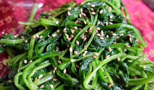 Người đàn ông 60 tuổi phải chạy thận chỉ vì ăn rau sai cách, đây là 3 nhóm người cần lưu ý khi ăn loại rau này!