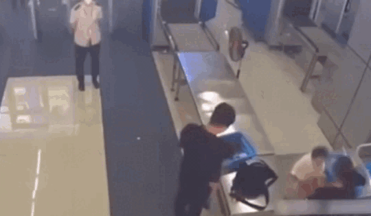 Video: Phản xạ cực nhanh, nữ an ninh sân bay cứu em bé thoát nạn trong gang tấc