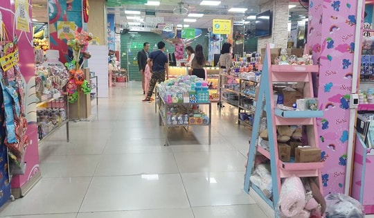 Ngoài cửa cảnh báo PCCC, bên trong nhà sách Tiến Thọ vẫn 'lén lút' hoạt động