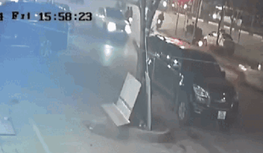 Video: Khoảnh khắc xe taxi mất lái, tông bay hai người đang chờ đèn đỏ ở Long Biên, Hà Nội