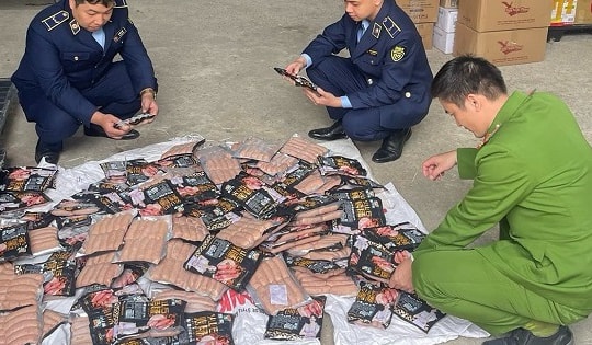 Phát hiện 120 gói lạp xưởng in chữ nước ngoài không rõ nguồn gốc