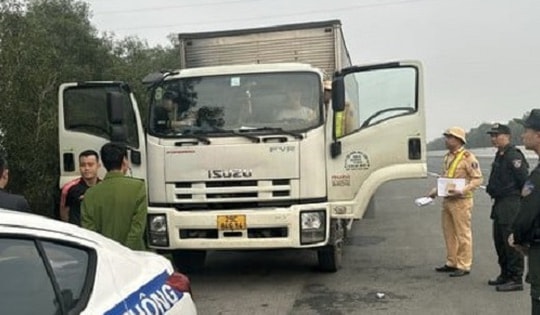 Bắt quả tang 4 'con bạc' đang sát phạt trong thùng xe tải