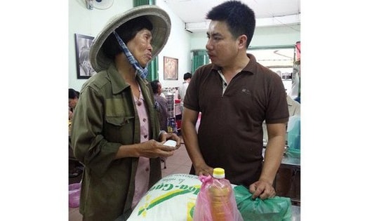 Câu chuyện phía sau bức ảnh chị bán ve chai mang bao gạo và dầu ăn đến tặng quán cơm chị mang ơn