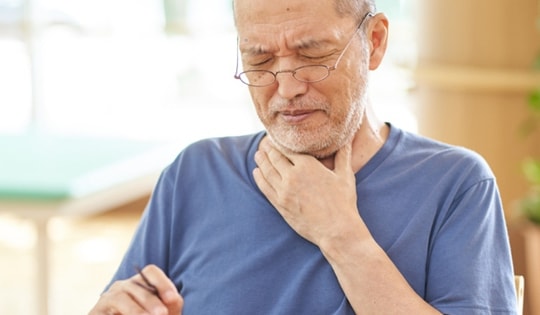 Dấu hiệu ở cổ họng cảnh báo chứng sa sút trí tuệ không nên bỏ qua