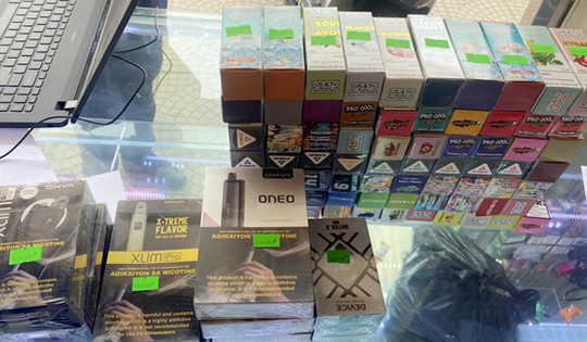 Thuốc lá điện tử, thuốc lá điếu nhập lậu vẫn bày bán tràn lan chất lượng thả nổi
