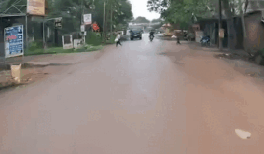 Video: Thót tim cảnh bé trai bất ngờ lao ra giữa đường đúng lúc xe tải đi tới