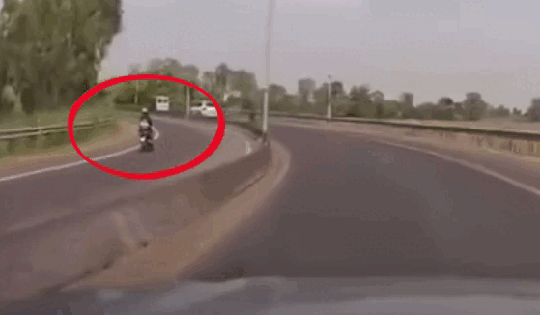 Video: Mắc lỗi sai cơ bản, người điều khiển xe máy phải 'trả giá đắt'