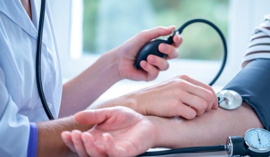 8 bài thuốc dân gian trị cao huyết áp tại nhà, đơn giản mà hiệu quả