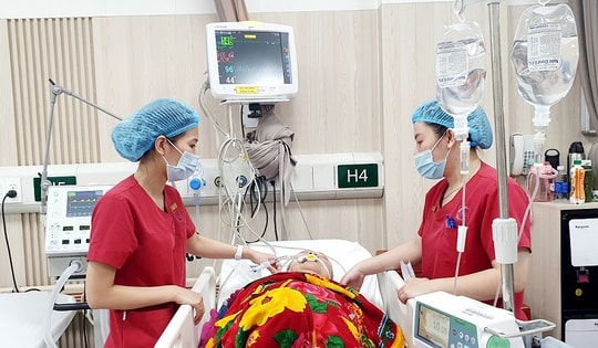 Thông tin bất ngờ về du khách nước ngoài ngừng tim đột ngột tại quán ăn Đà Nẵng: Điều dưỡng cứu người nhờ... chuyến bay deley